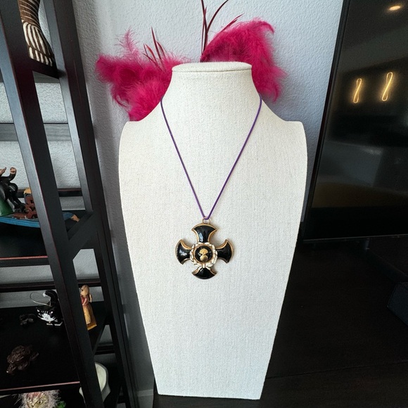 Brass Vintage Crest Medallion Pendant - Picture 6 of 8